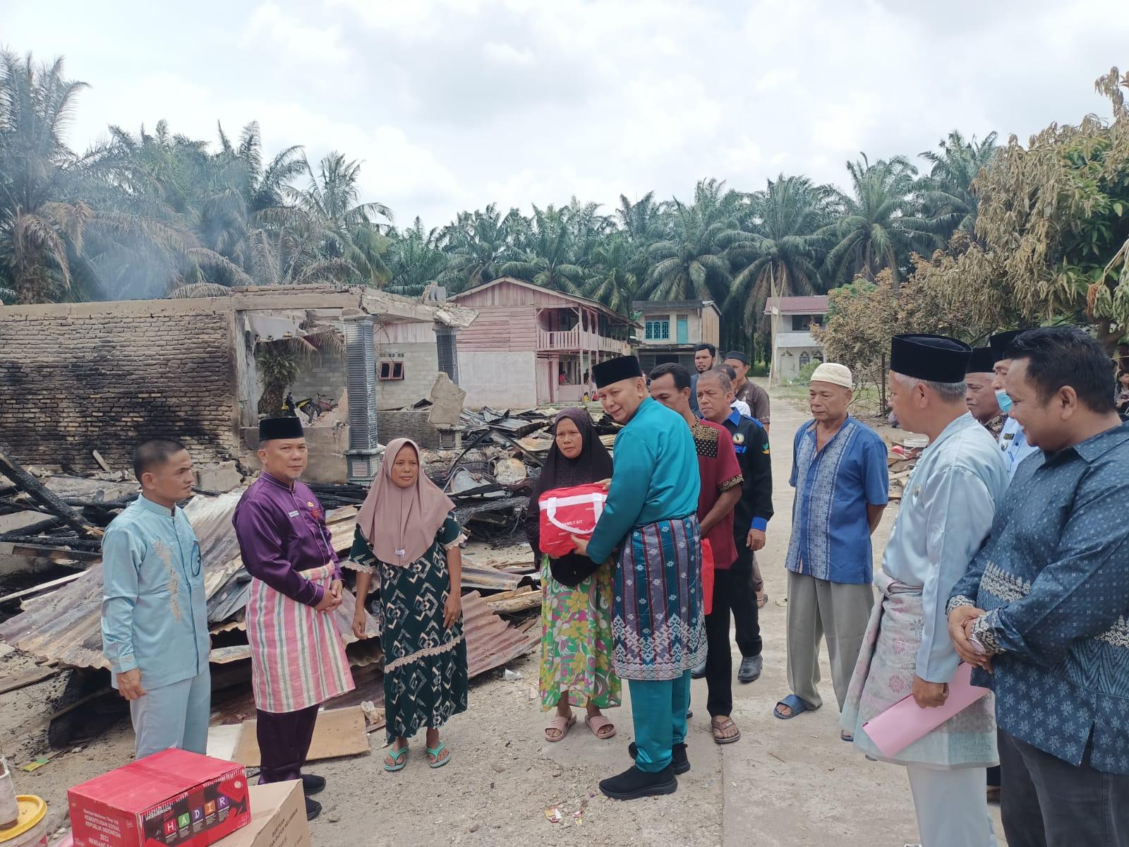Wabup serahkan bantuan kepada perwakilan korban kebakaran