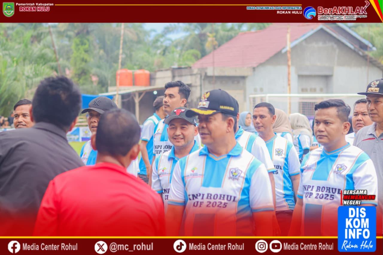 Wabup Rohul Syafaruddin Poti bersama Ketua KNPI Riau dan KNPI Rohul menghadiri pembukaan turnamen KNPI Rohul Cup