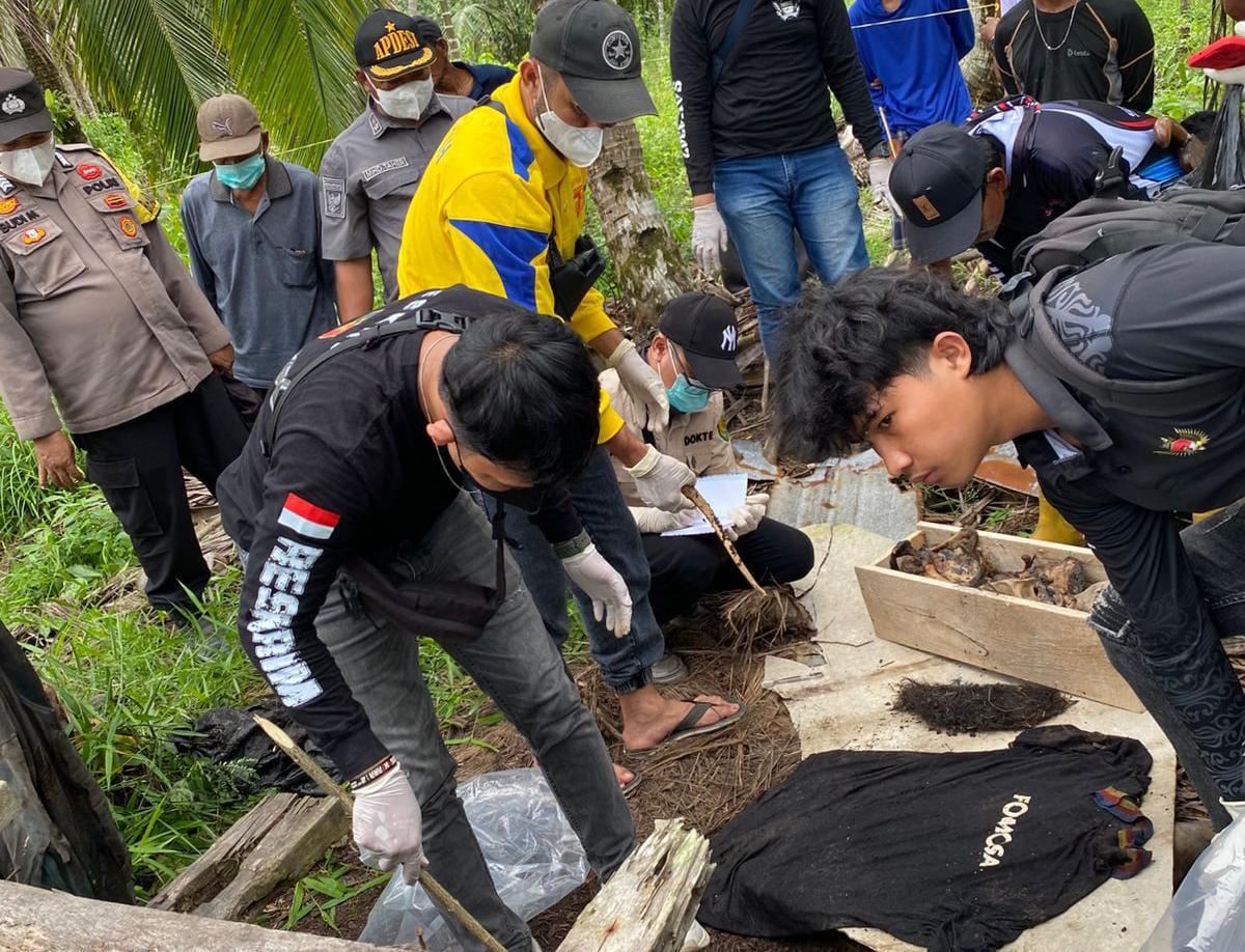 Pihak Kepolisan melakukan evakuasi terhadap kerangka manusia yang ditemukan. Warga penasaran dan menyaksikan kegiatan itu