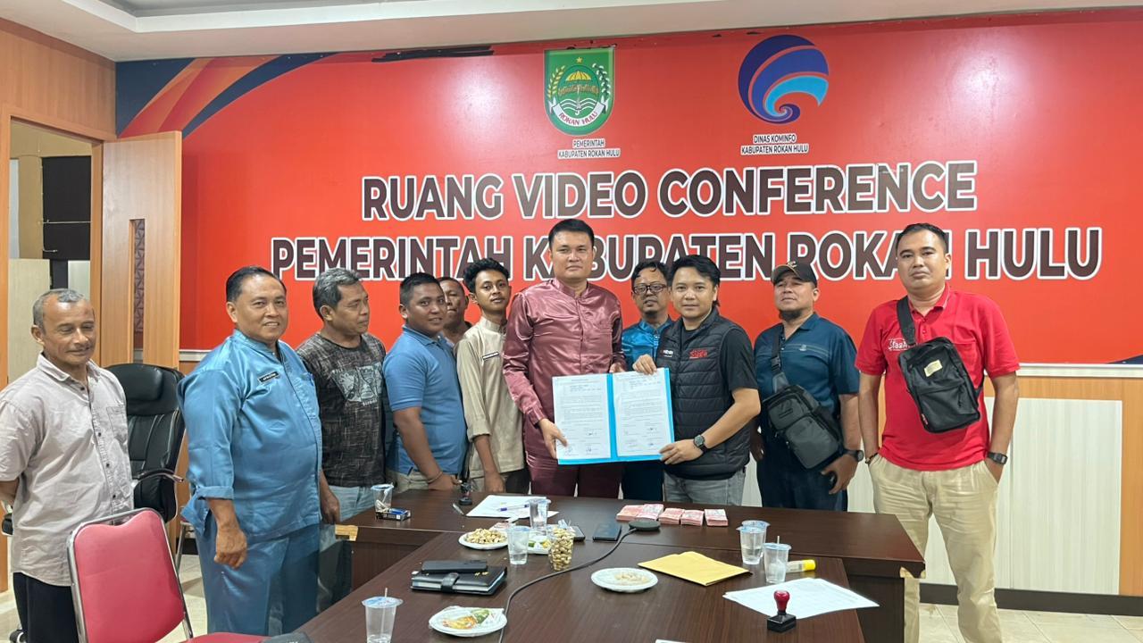 Pihak terkait menyerahkan komoensasi kepada warga terdampak