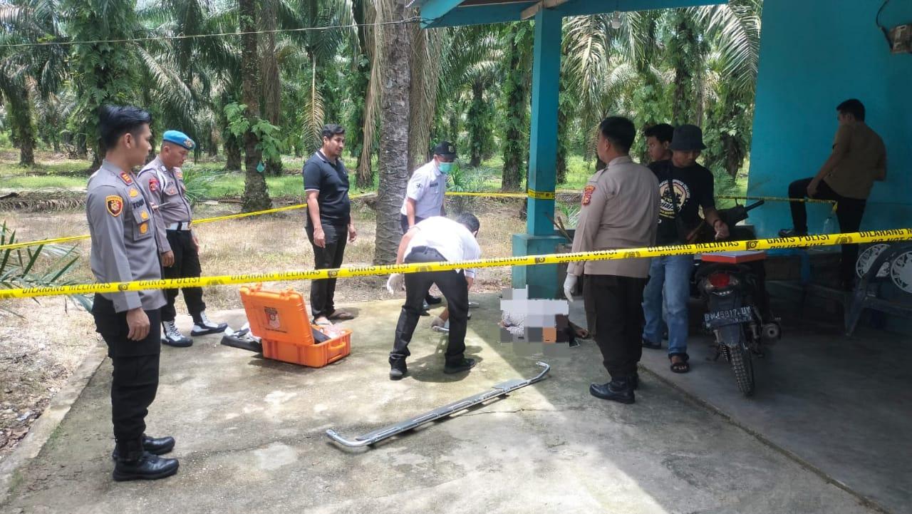 Pihak Kepolisian Tambusai Utara tengah melakukan identifikasi di lokasi ditemukannnya mayat laki-laki itu