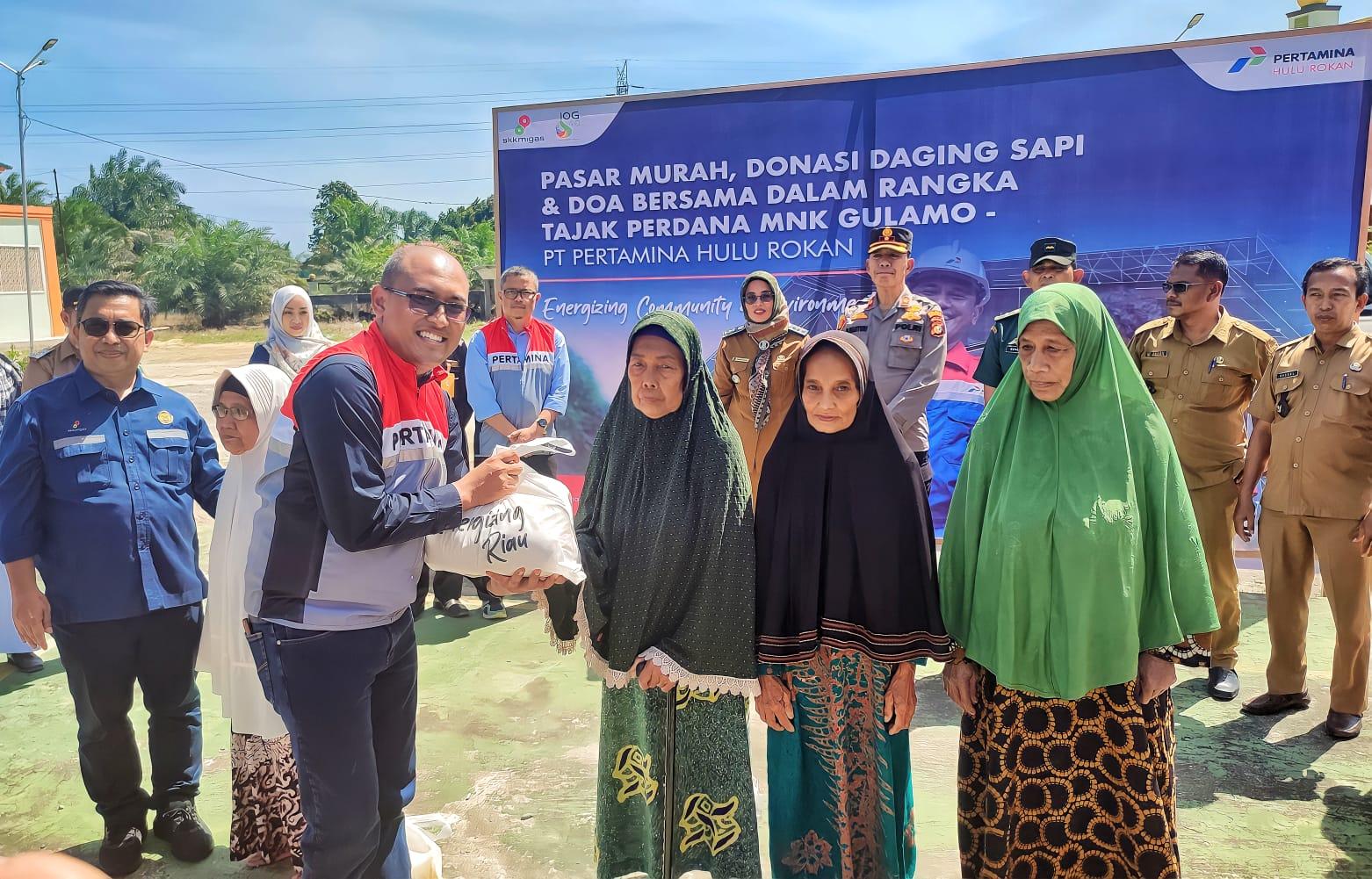 Perwakilan SKK Migas serahkan paket pasar murah kepada warga